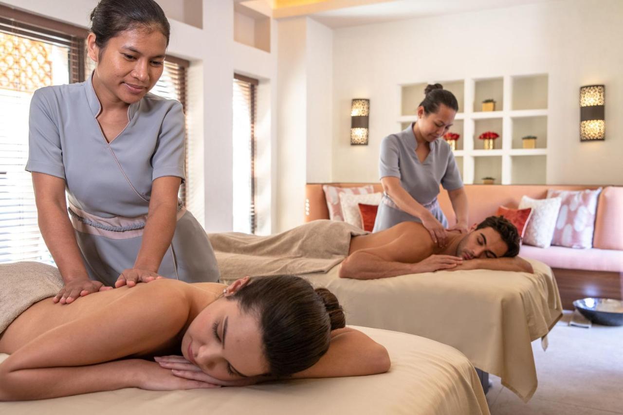 Jumeirah Dar Al Masyaf Dubai Bagian luar foto Massage therapists at work