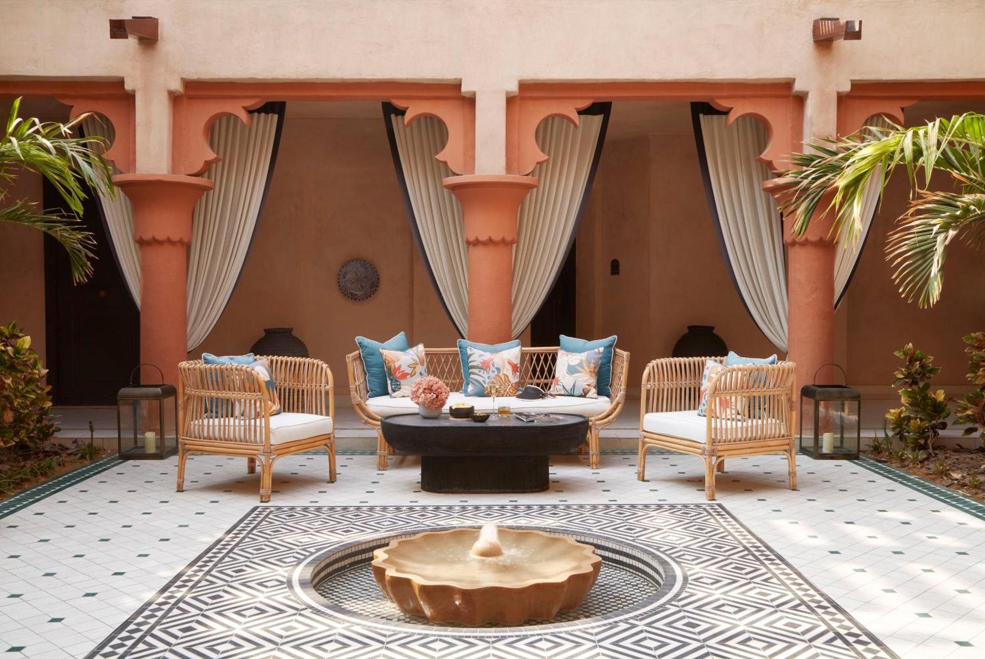 Jumeirah Dar Al Masyaf Dubai Bagian luar foto The courtyard at the B2 boutique hotel
